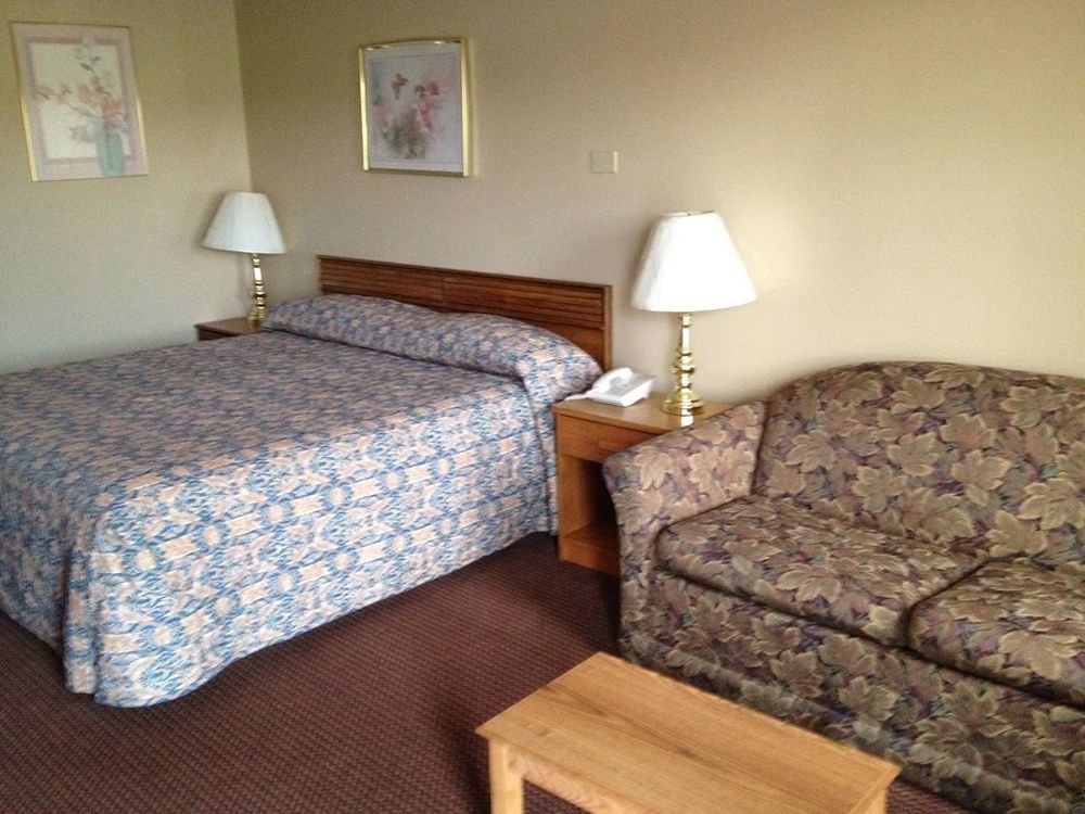 Mcclellan Inn Anniston Room photo