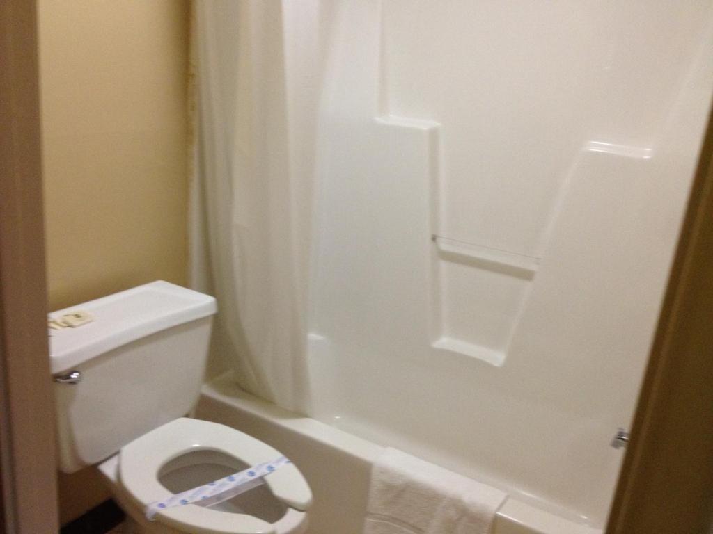 Mcclellan Inn Anniston Room photo